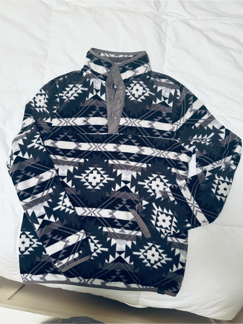 Women’s Aztec Pattern Fleece Pullover Sweater - Black & Gray